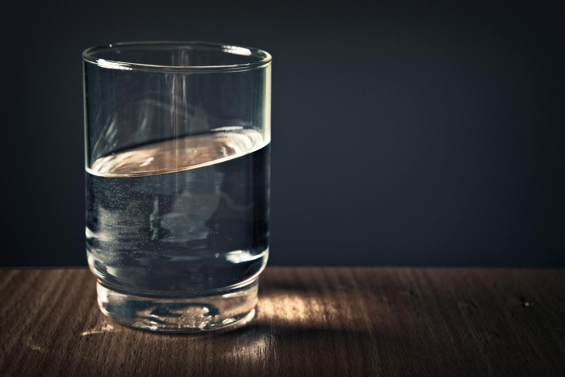 Glas water op tafel